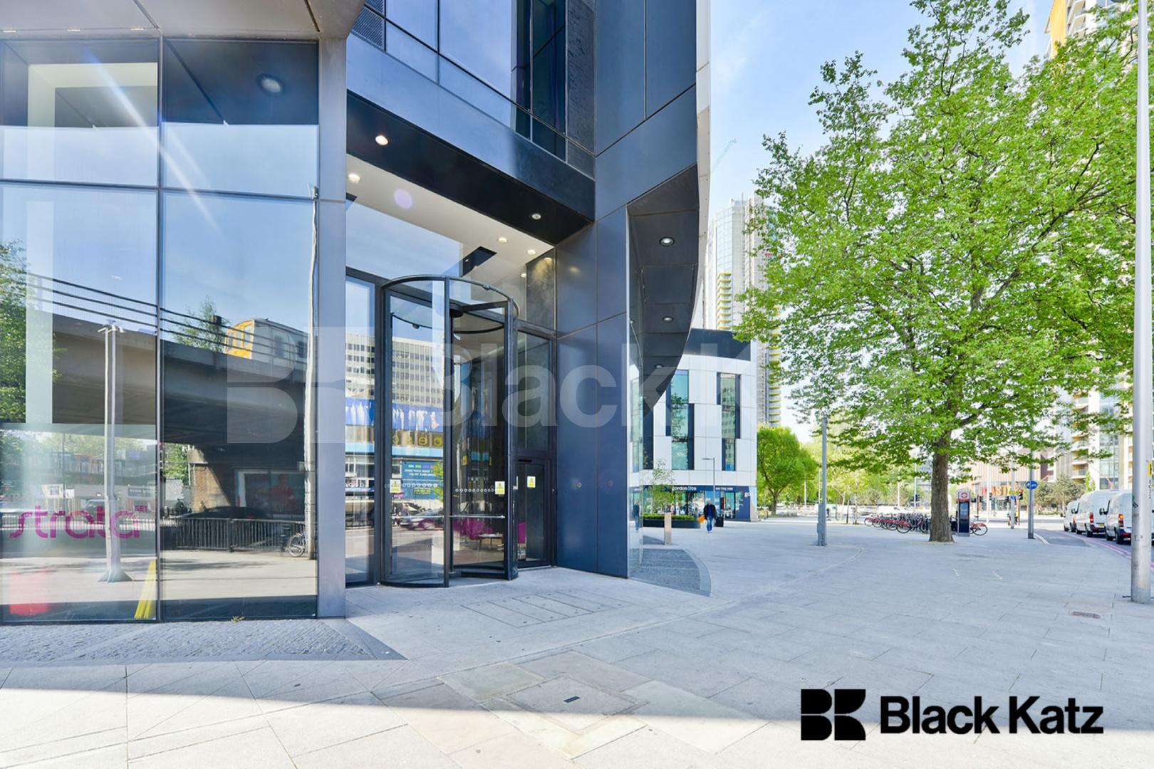 33rd floor with stunning views of the cityscape & 24 Hr. Concierge Strata, Walworth Road, Elephant and Castle